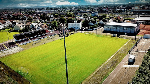 高度依赖于 高度依赖于